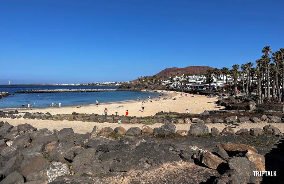 Het Playa Flamingo strand in Playa Blanca op Lanzarote