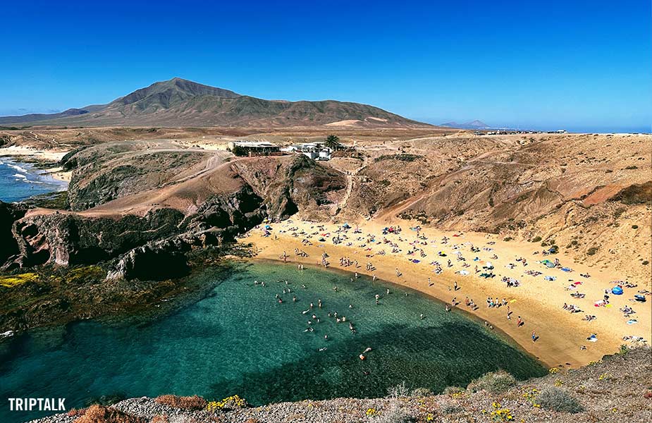 Baai waarin het strand Playa de Papagayo gelegen is