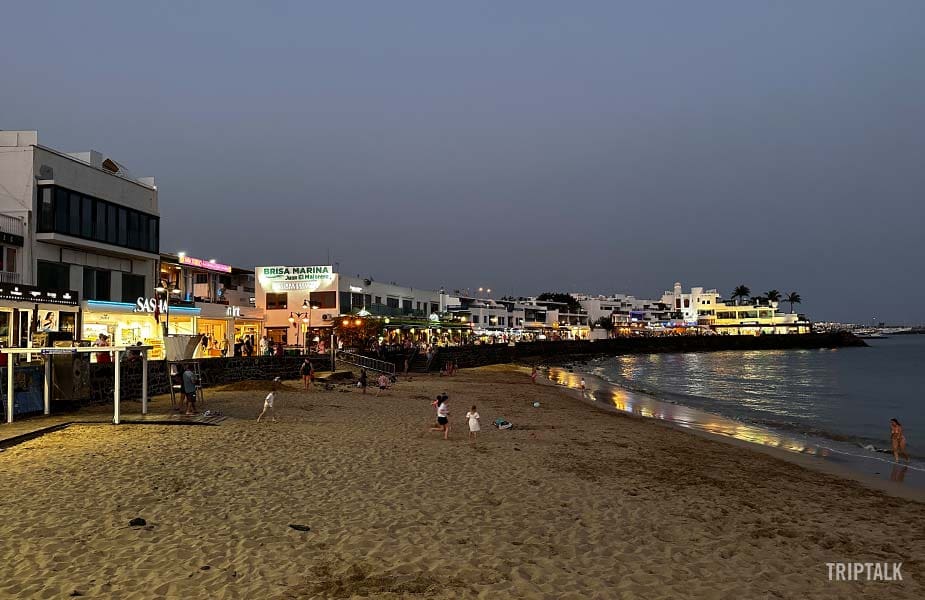 Het strand van Playa Blanca in de avond