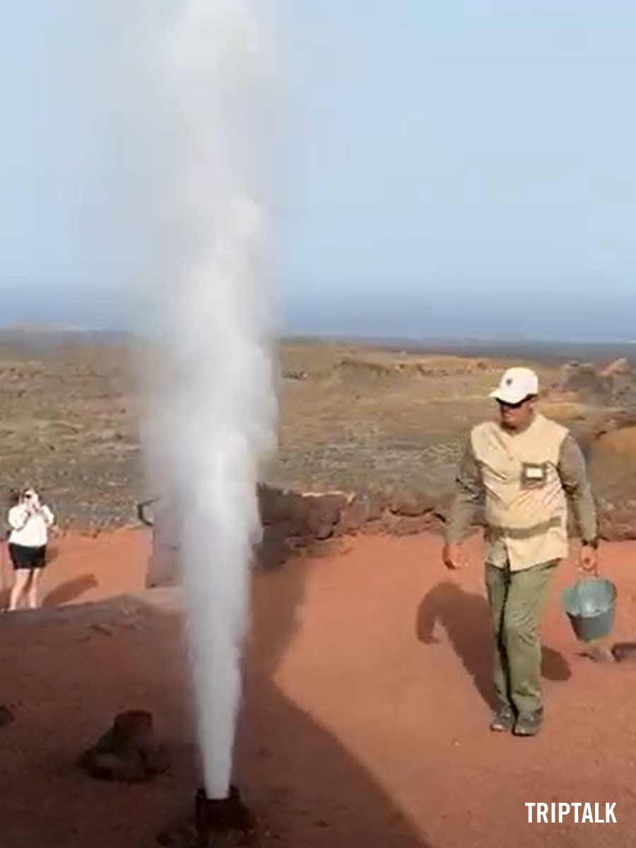 Stoom uit de grond in Timanfaya