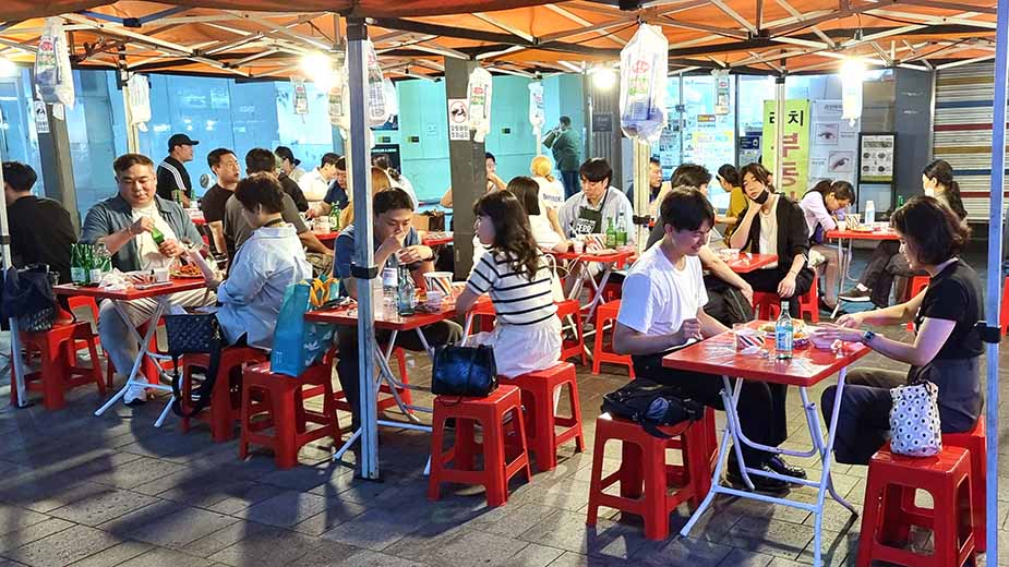 Soju en hapjes eten buiten tijdens een reis naar Zuid-Korea