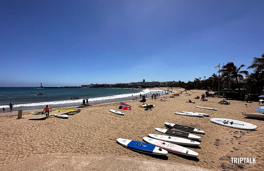 Surfen bij Costa Teguise in een vakantie Lanzarote