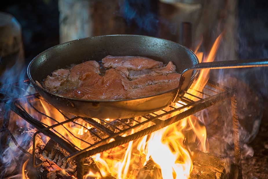 Koken in het wild op een vuurtje