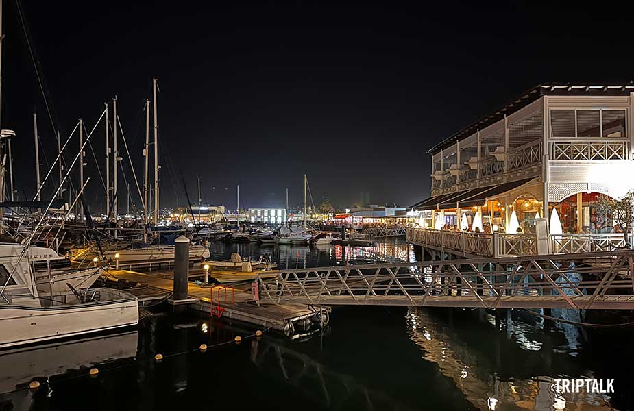 De jachthaven van Playa Blanca in de avond, leuk voor een vakantie naar Lanzarote