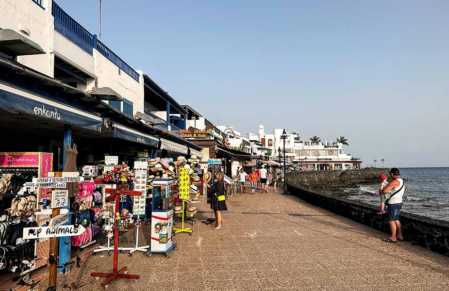 De wandelboulevard bij Playa Blanca op Lanzarote