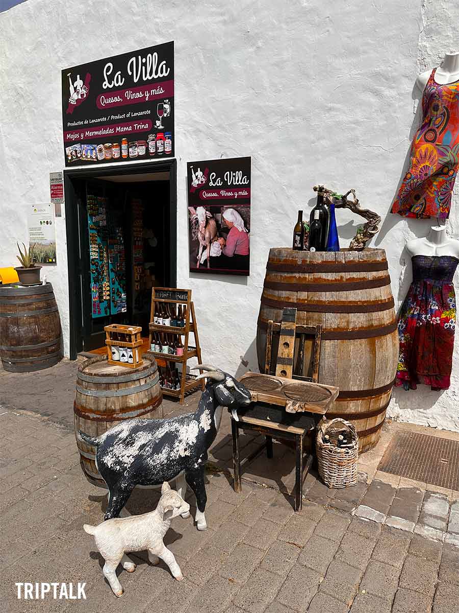 Sfeervol straatje in het dorpje Teguise op Lanzarote