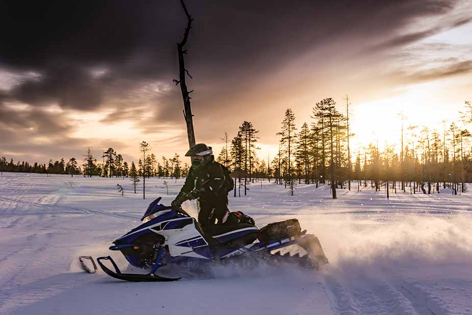 Met een sneeuwscooter over de sneeuw