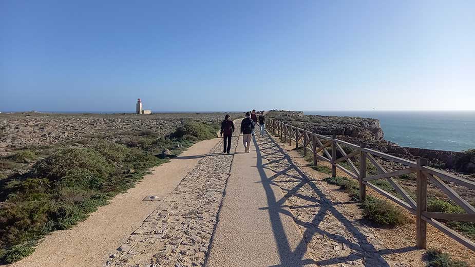 Wandelen bij het fort in Sagres