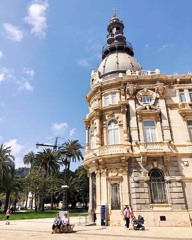 Mooie gebouwen bezoeken in Cartagena tijdens een vakantie in Murcia