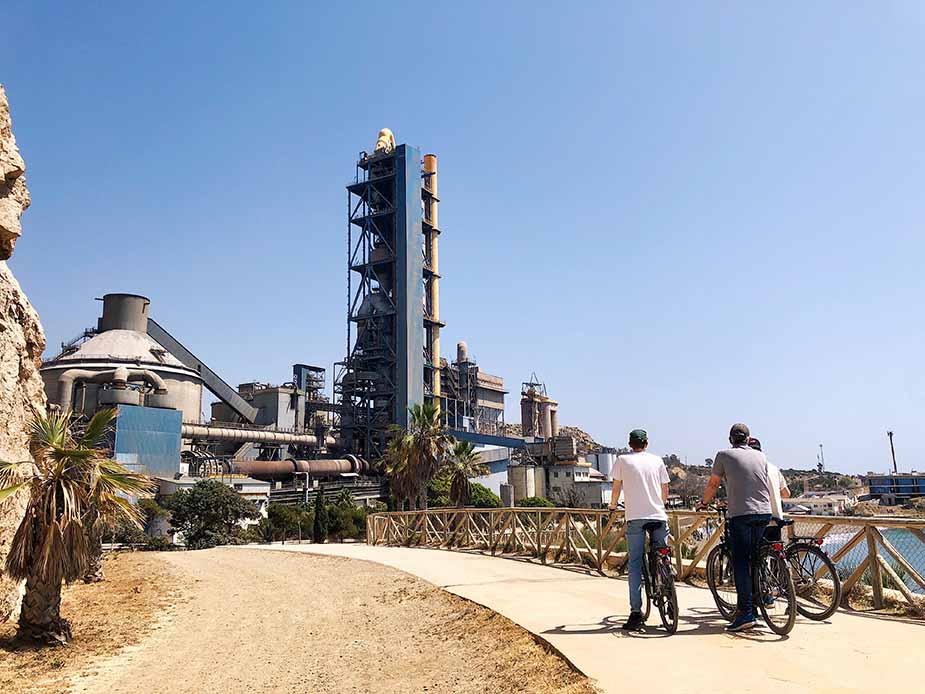 Cementfabriek langs de kust in Málaga