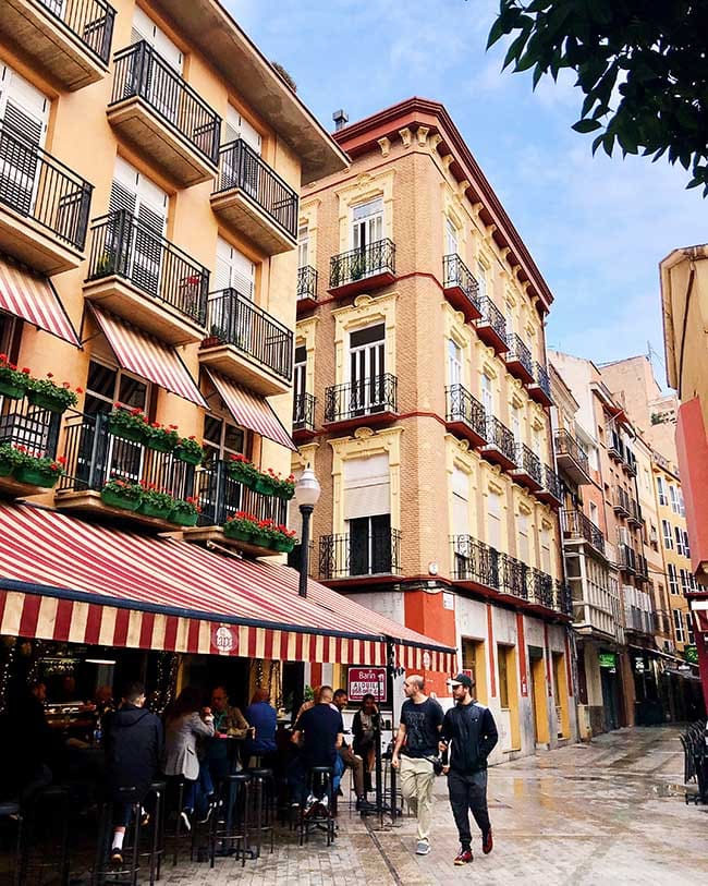 Wandelen door de straten van Murcia tijdens een vakantie