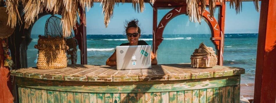 Digital nomad aan het werk in een beach bar