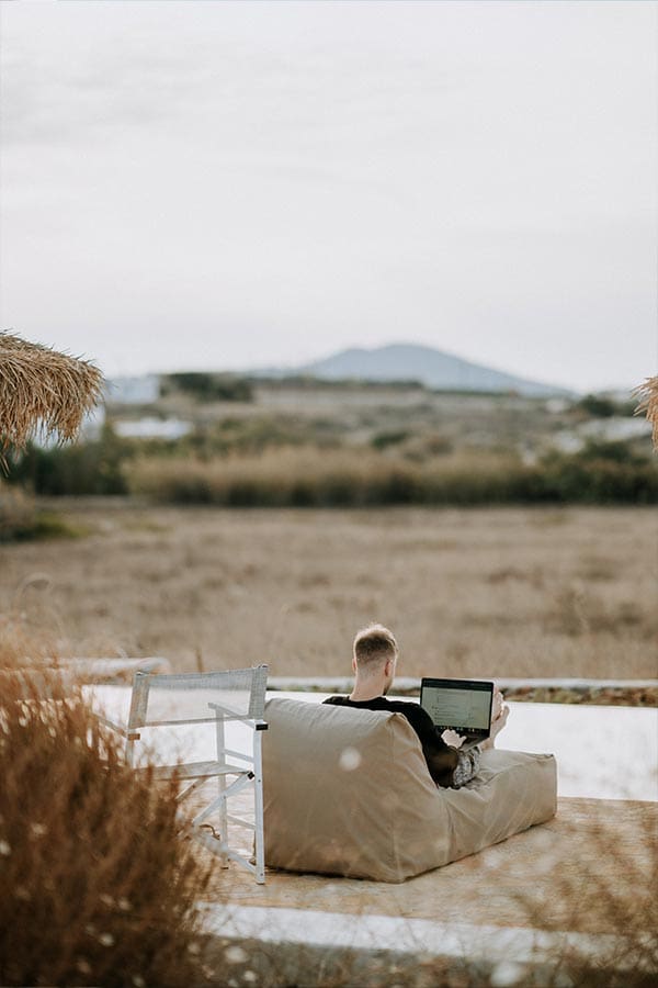 Digital nomad met laptop aan het werk buiten