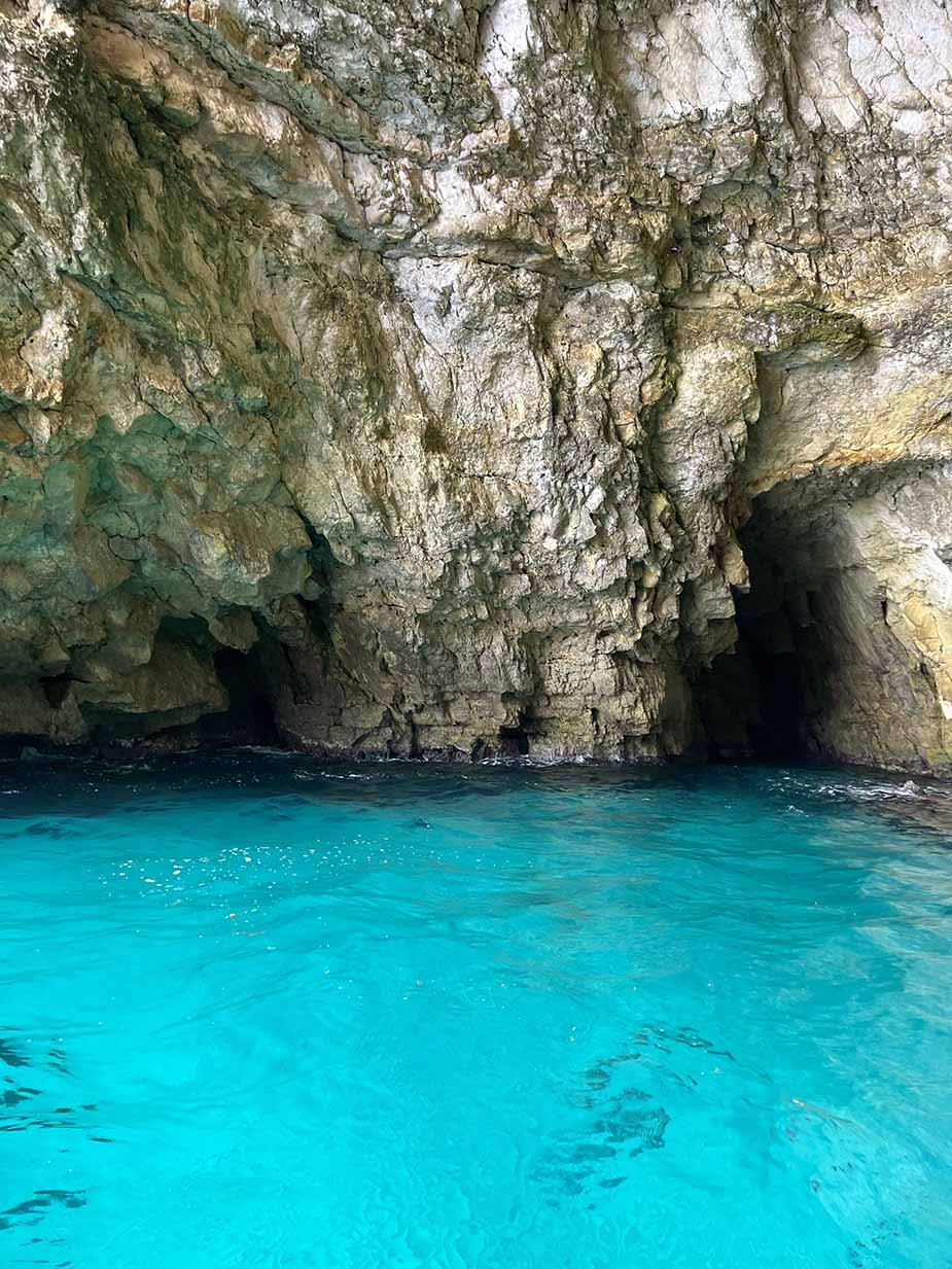 Zwemmen bij grotten in Malta