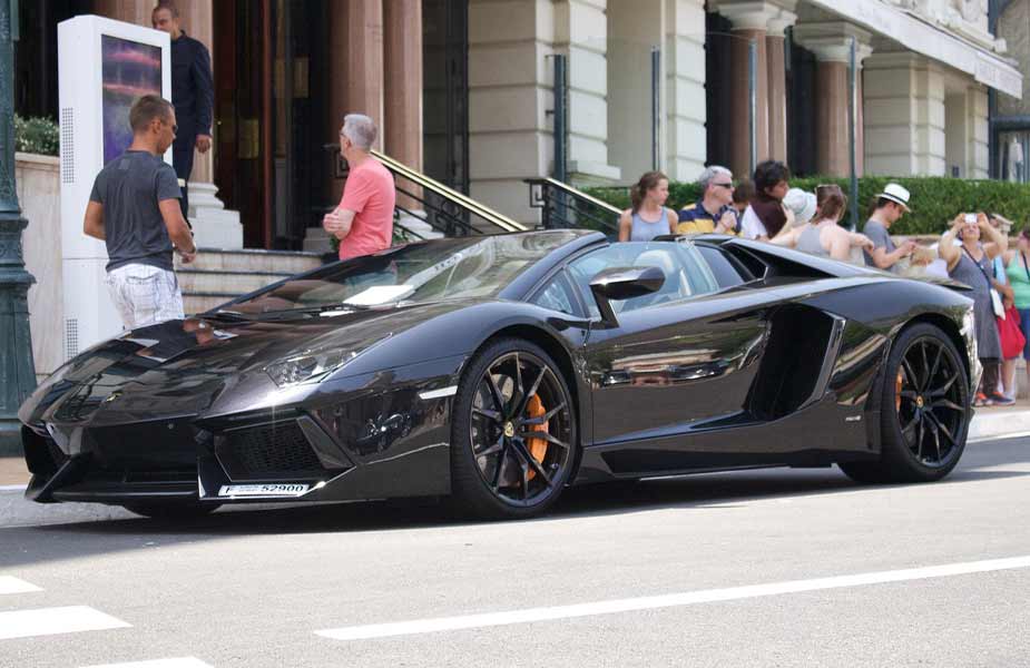 Een Lamborghini in de straten van Monaco
