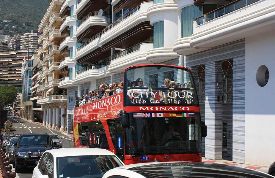 Met de bus of toeristenbus door Monaco reizen