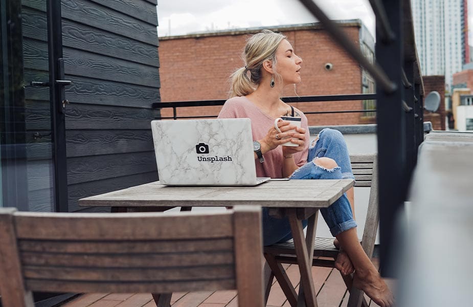 Digital nomad aan het werk op een dakterras