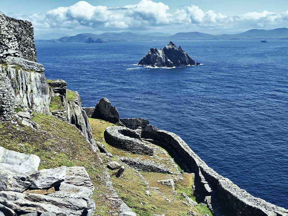 Skellig Island met in de verte little Skellig