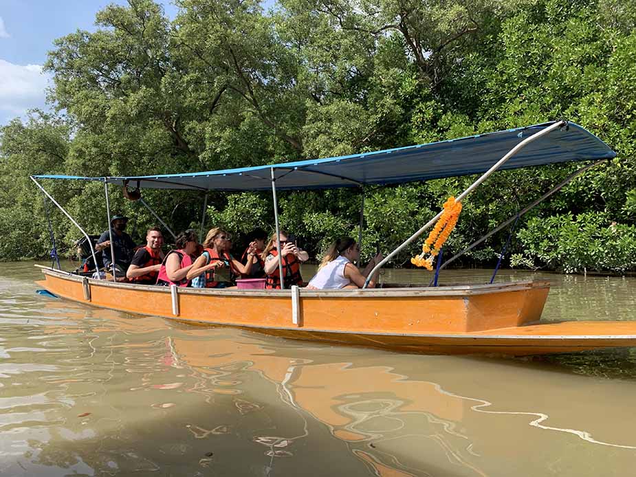 Op de long tail boot tijdens een groepsrondreis door Thailand