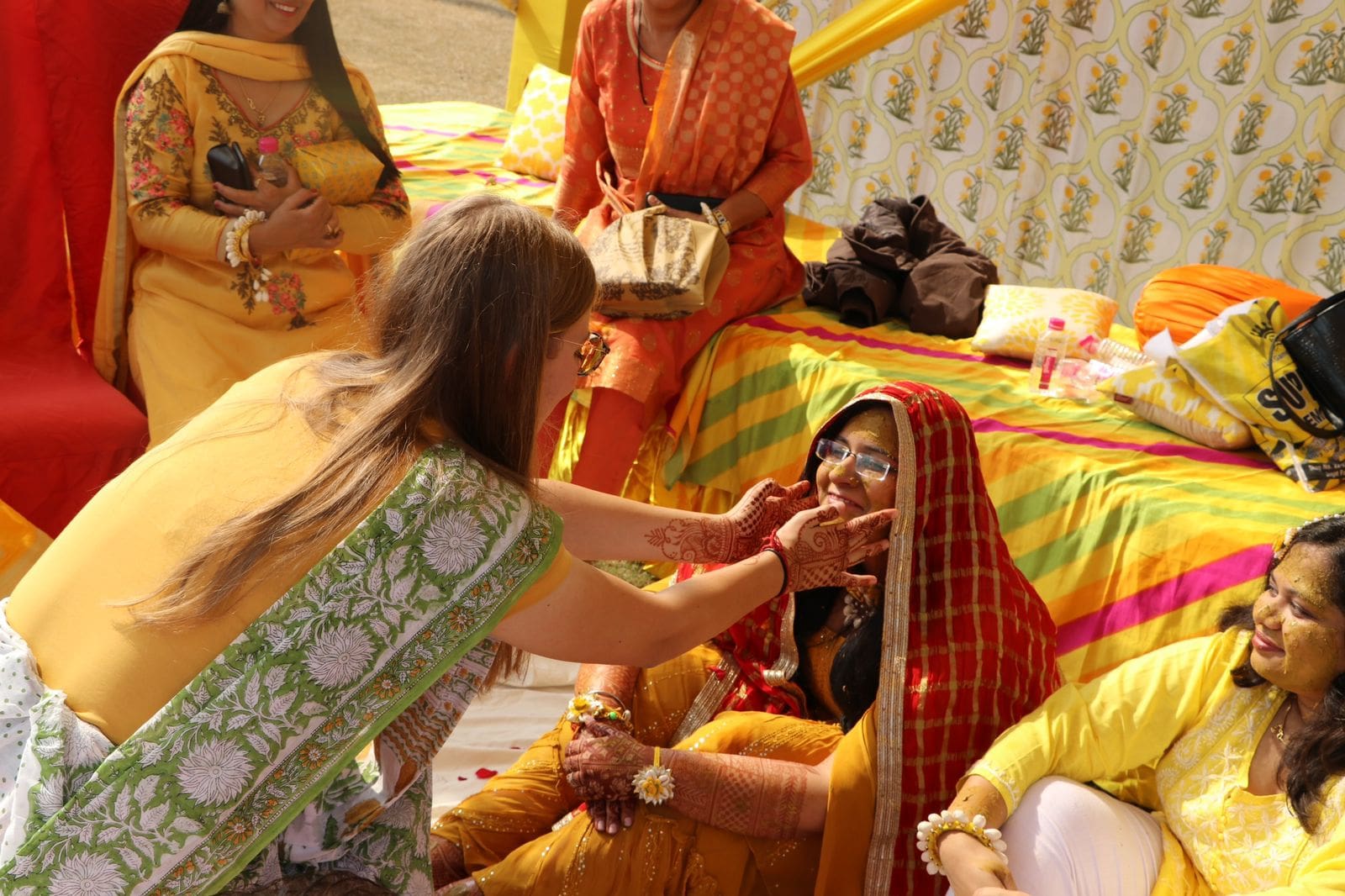 Haldi ceremonie tijdens een bruiloft in India