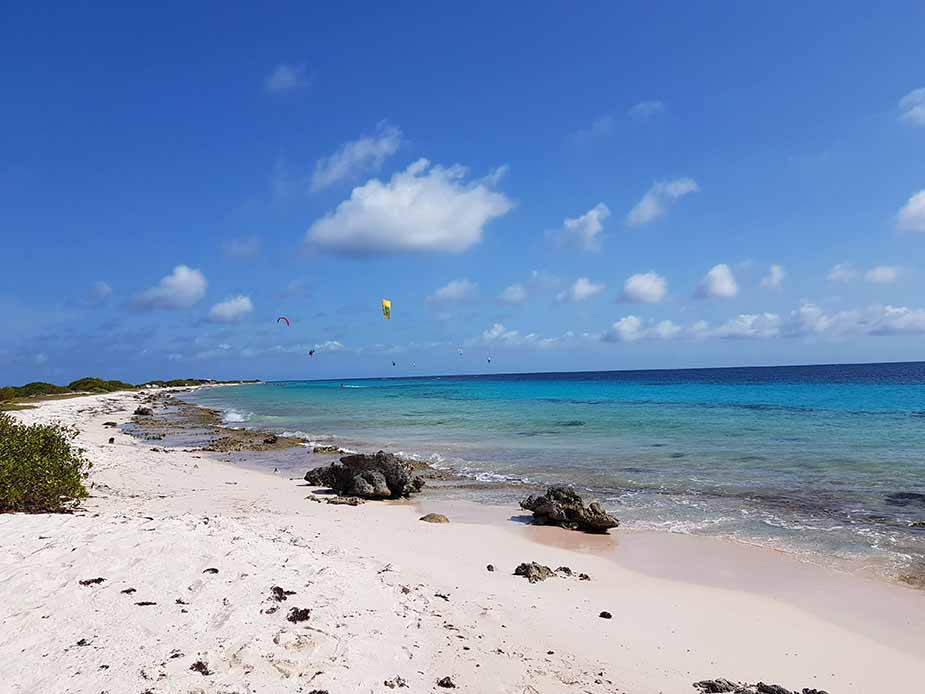 Kitesurfen tegenover de zoutpannen op Bonaire