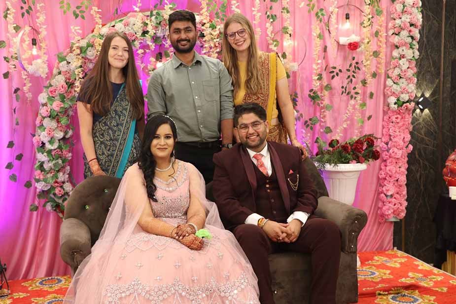 Op de foto met het trouwende stel in India