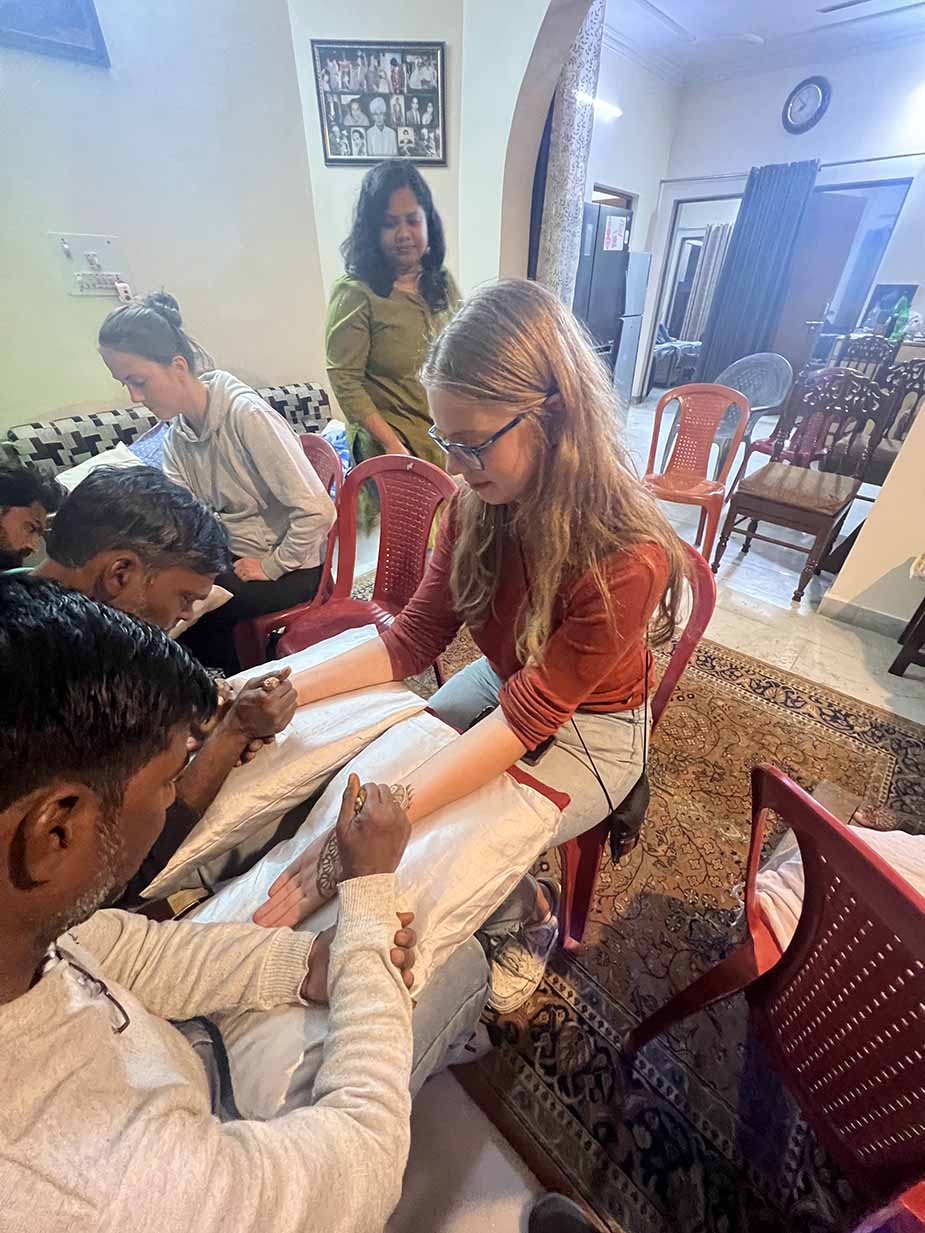 Henna toebrengen tijdens Indiase bruiloft