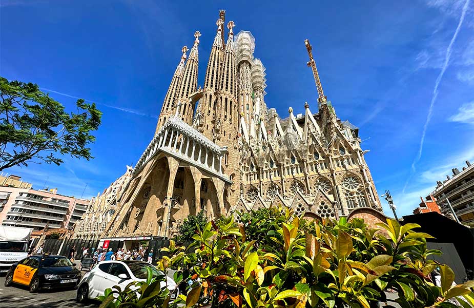 Voorgevel van de Sagrada Familia in Barcelona