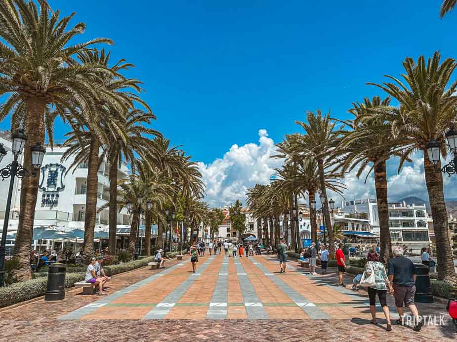 Het plein aan Balcon de Europa in Nerja