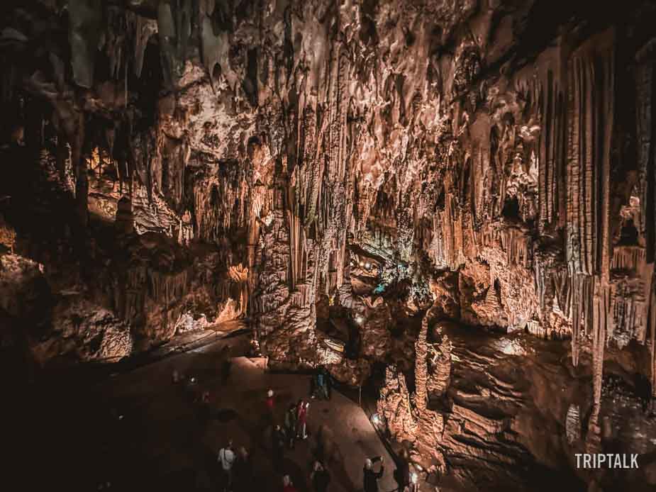 Binnen in de grot van Nerja