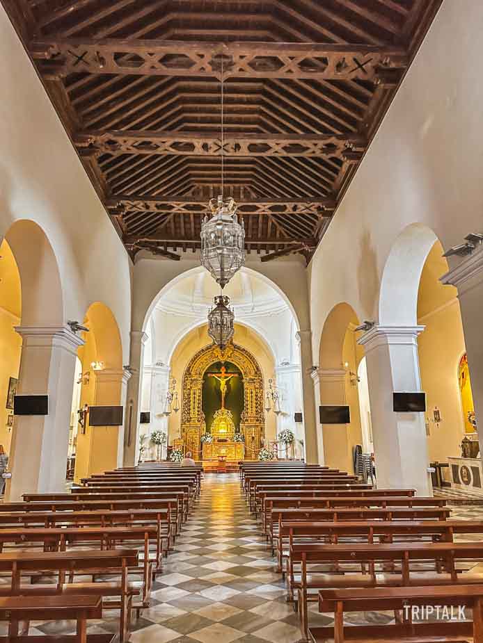 Binnen in het kerkje in Nerja