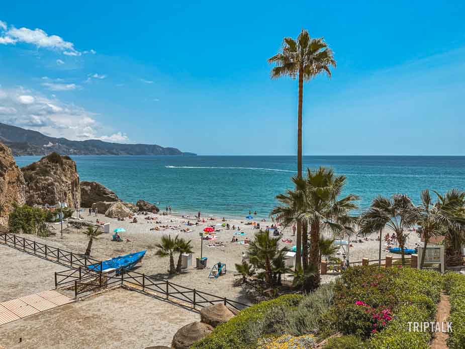 Het strand van Playa Calahonda in Nerja