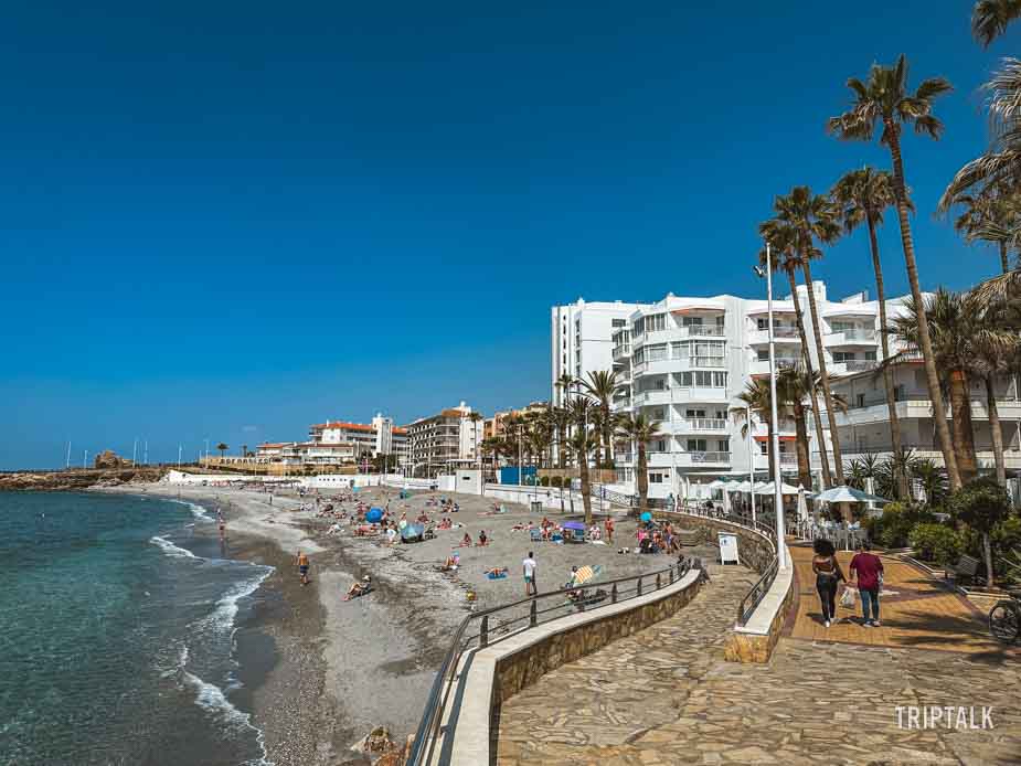 Strand van Playa la Torrecilla in Nerja