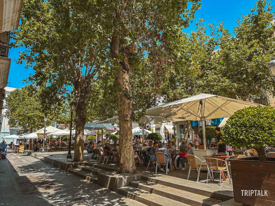 Genieten van een vakantie in Nerja op een terras op het plein