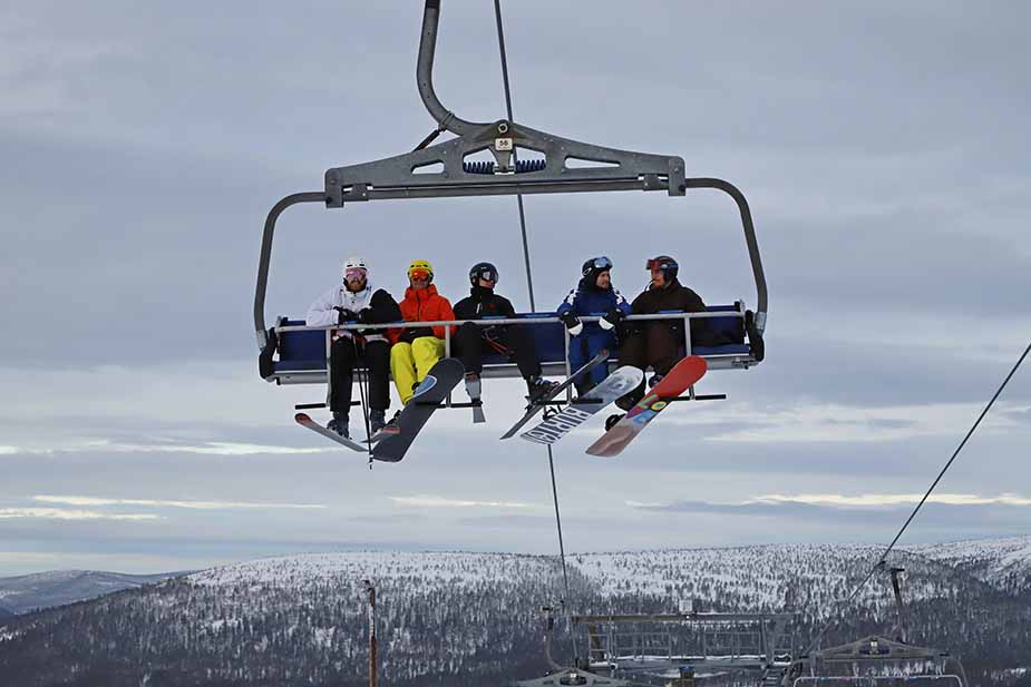 Skilift met skiërs in Scandinavian Mountains