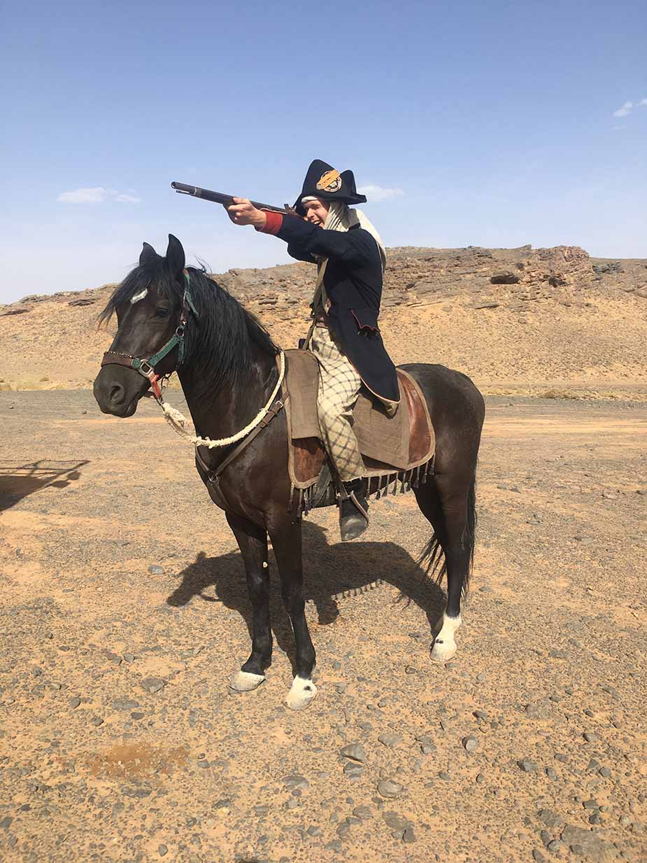 Op een paard door de woestijn voor de film over Napoleon