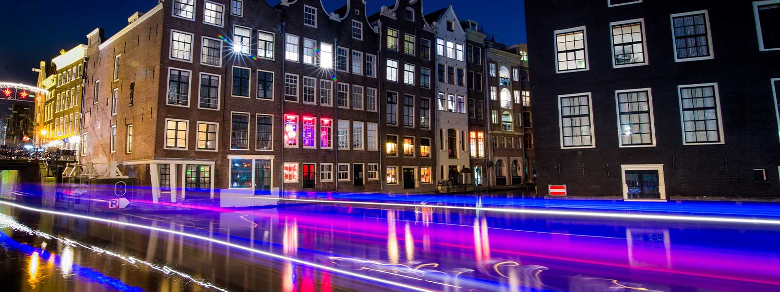 Genieten van de lichtjes in Amsterdam vanaf de gracht
