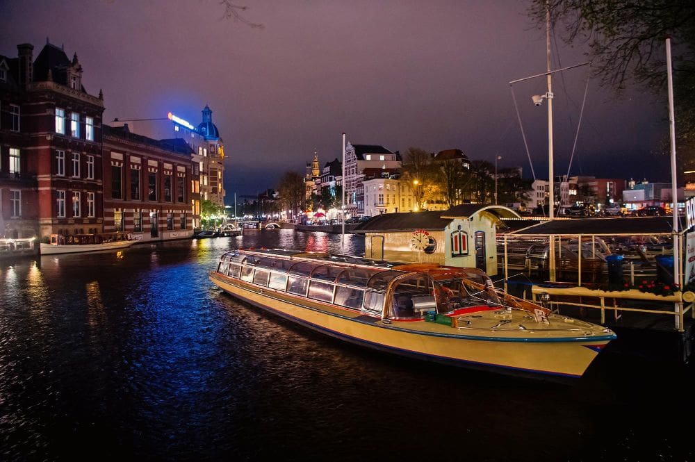 Met den rondvaartboot langs het Amsterdam Light Festival