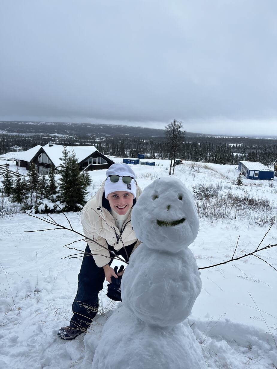 Sneeuwpop tijdens de wintersport in Oslo