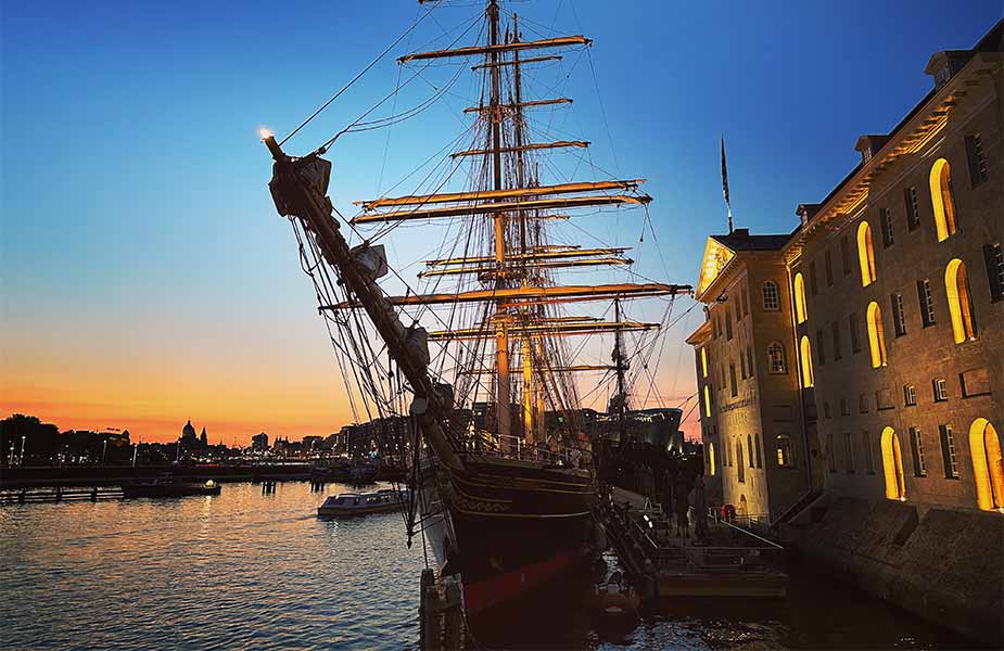 Boot in de avond bij het scheepvaartmuseum