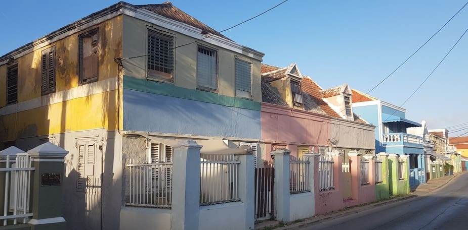 Gekleurde huizen op Curaçao