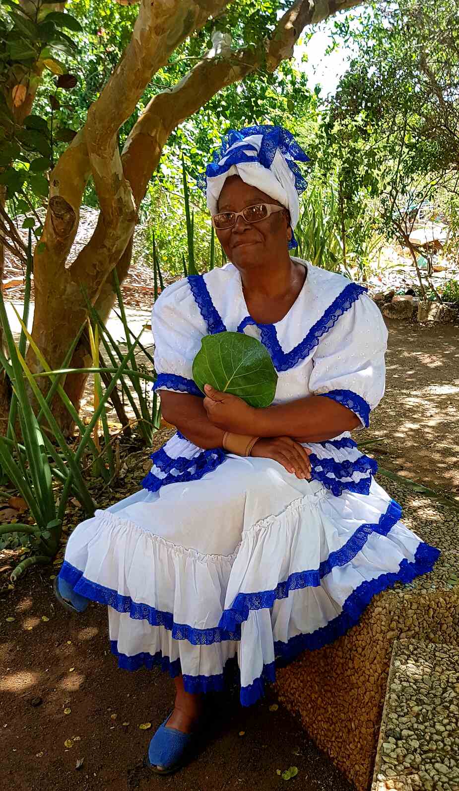 Gids op Curaçao in traditionele kledij