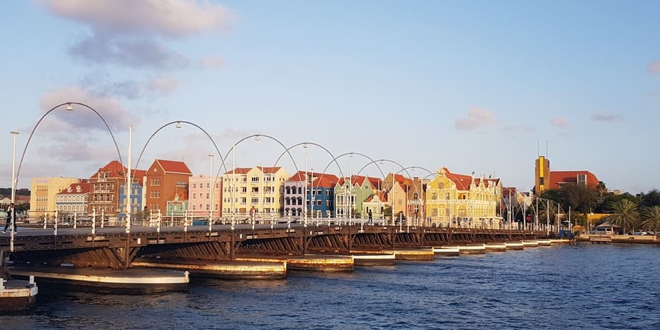 Willemstad met de drijvende brug