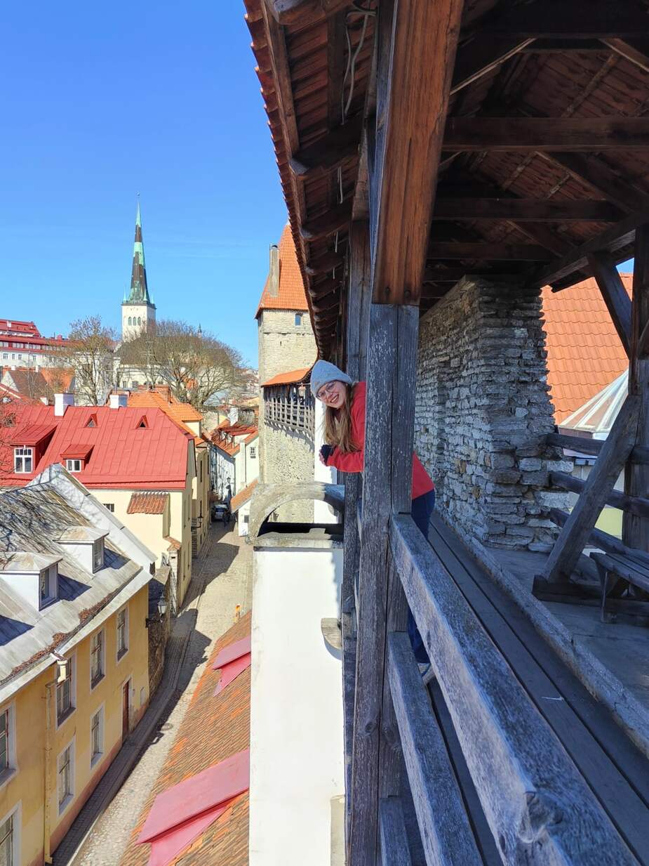 Op de stadsmuur in Tallinn