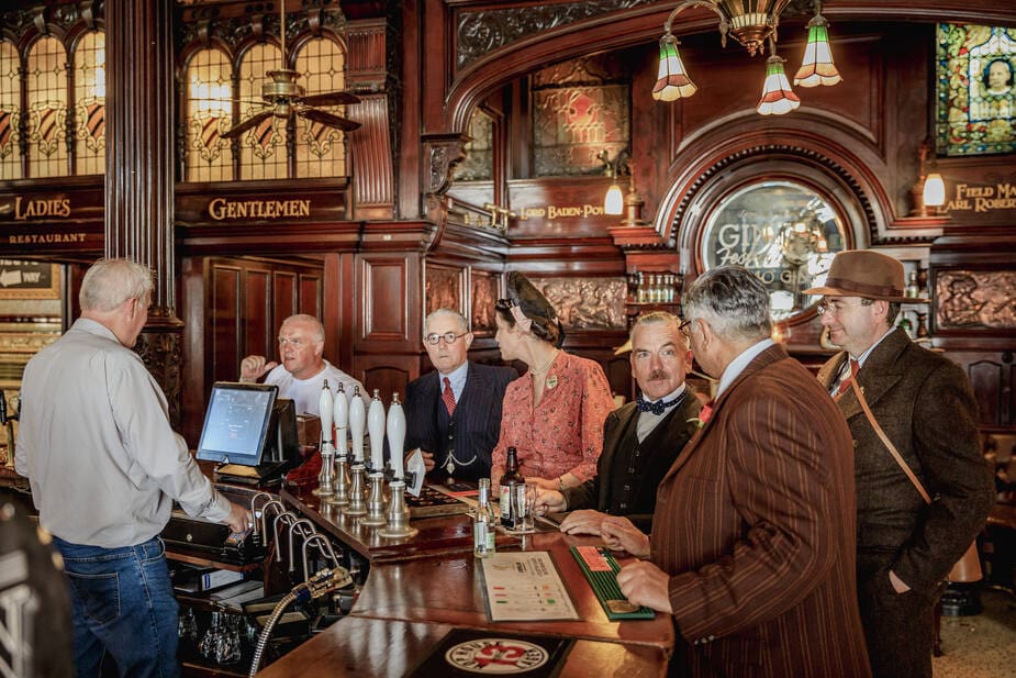 Locals in een bar in Liverpool