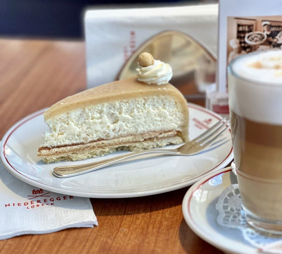 Kaffee mit kuchen Nusstorte