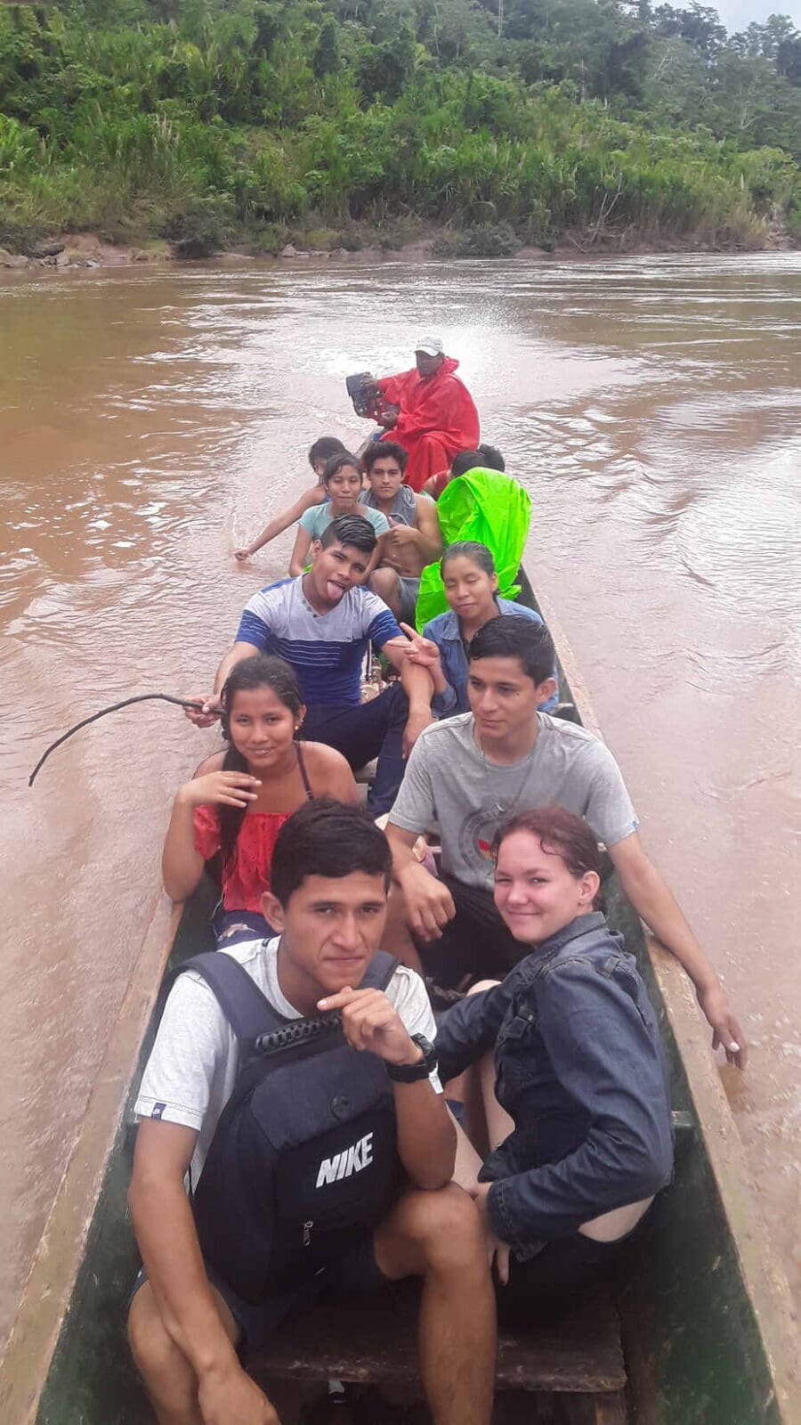 Met de boot naar school in Peru
