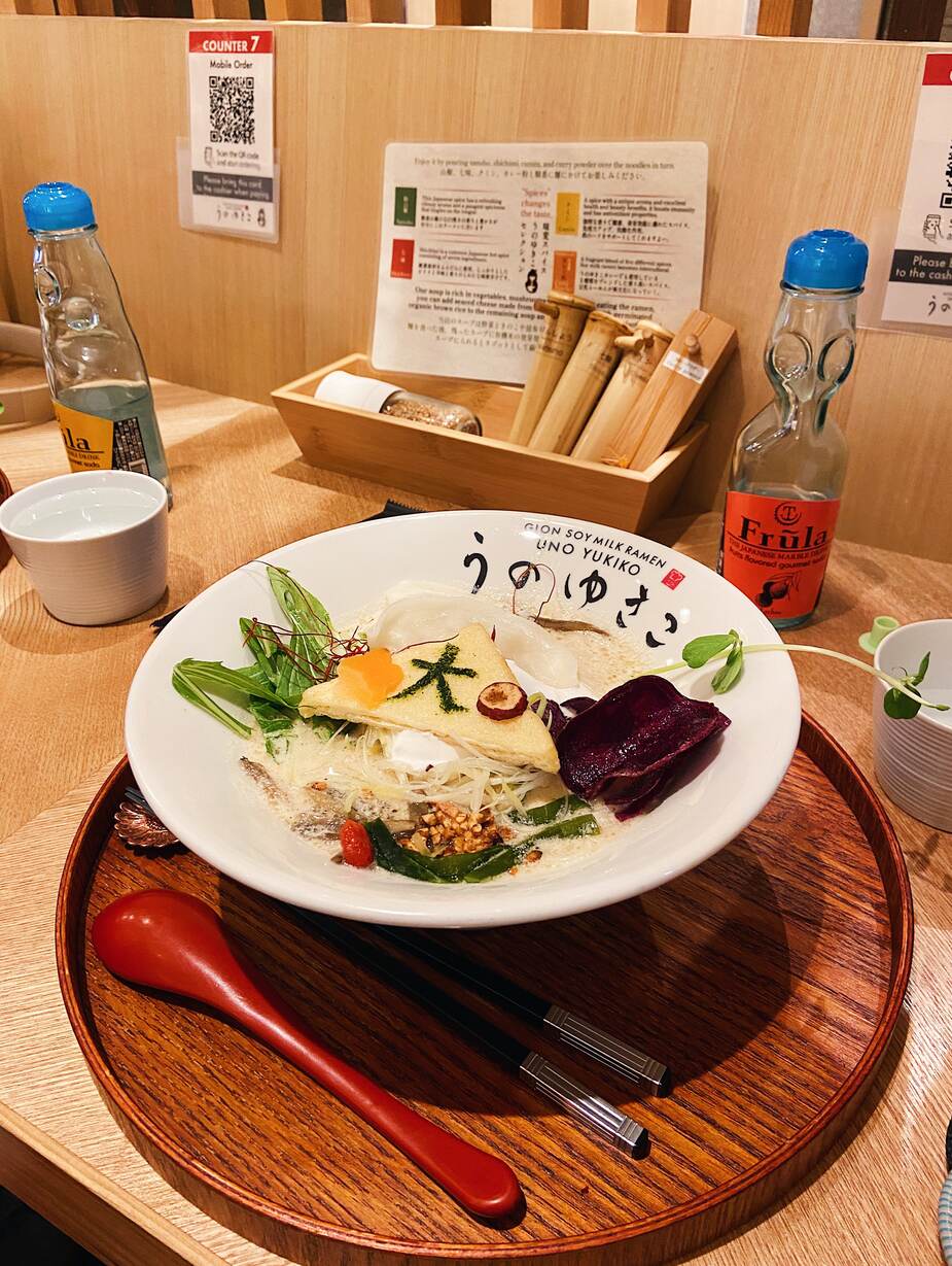 Vegan ramen eten in Kyoto bij restaurant Gion Soy Milk Ramen