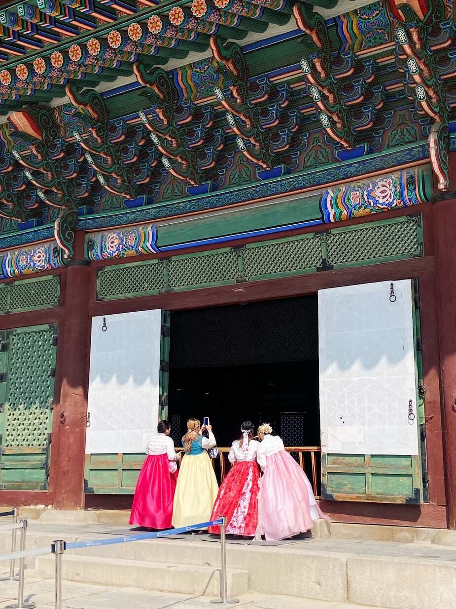 In traditionele kleding bij Gyeongbokgung