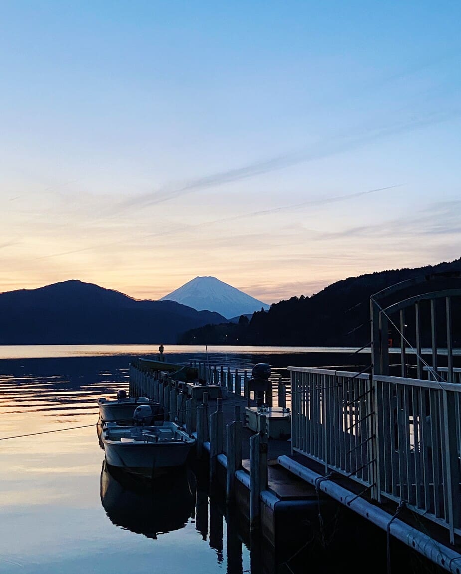 Zonsondergang met Mount Fuji bij Lake Ashi
